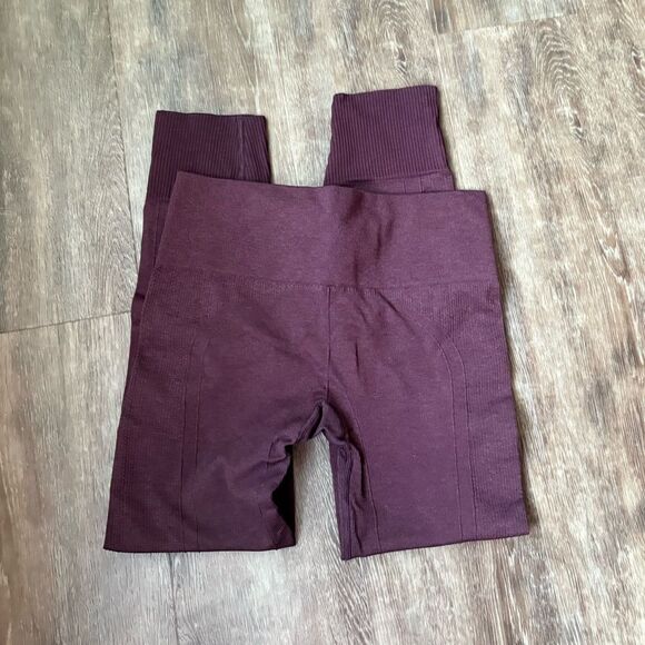 Lululemon Ebb To Street Pant
Heathered Bordeaux Drama leggings - Picture 5 of 7